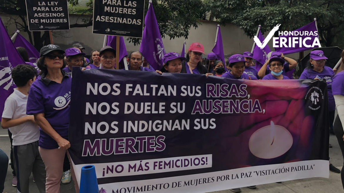 Mujeres protestando por los derechos de la mujer y la alta violencia contra las mujeres